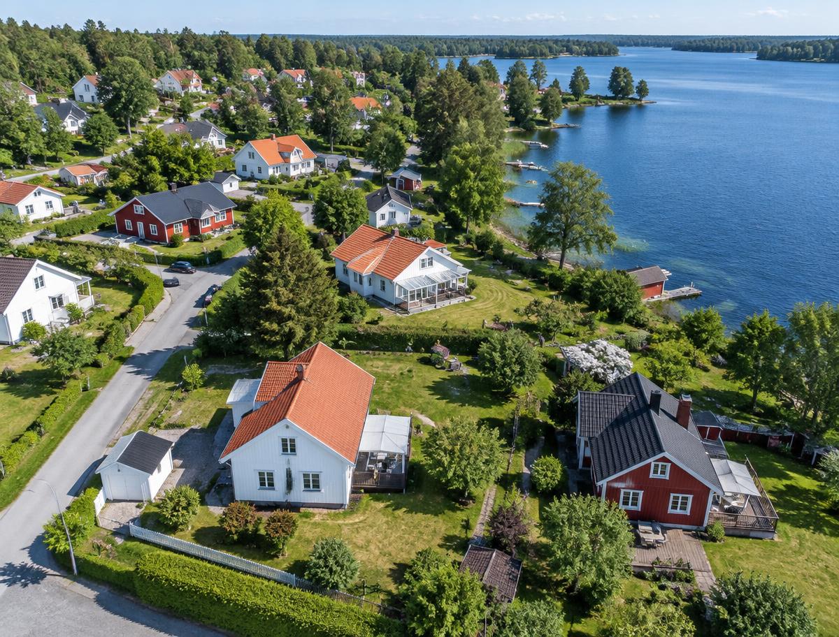 Illustrerad flygvy över ett bostadsområde vid vatten