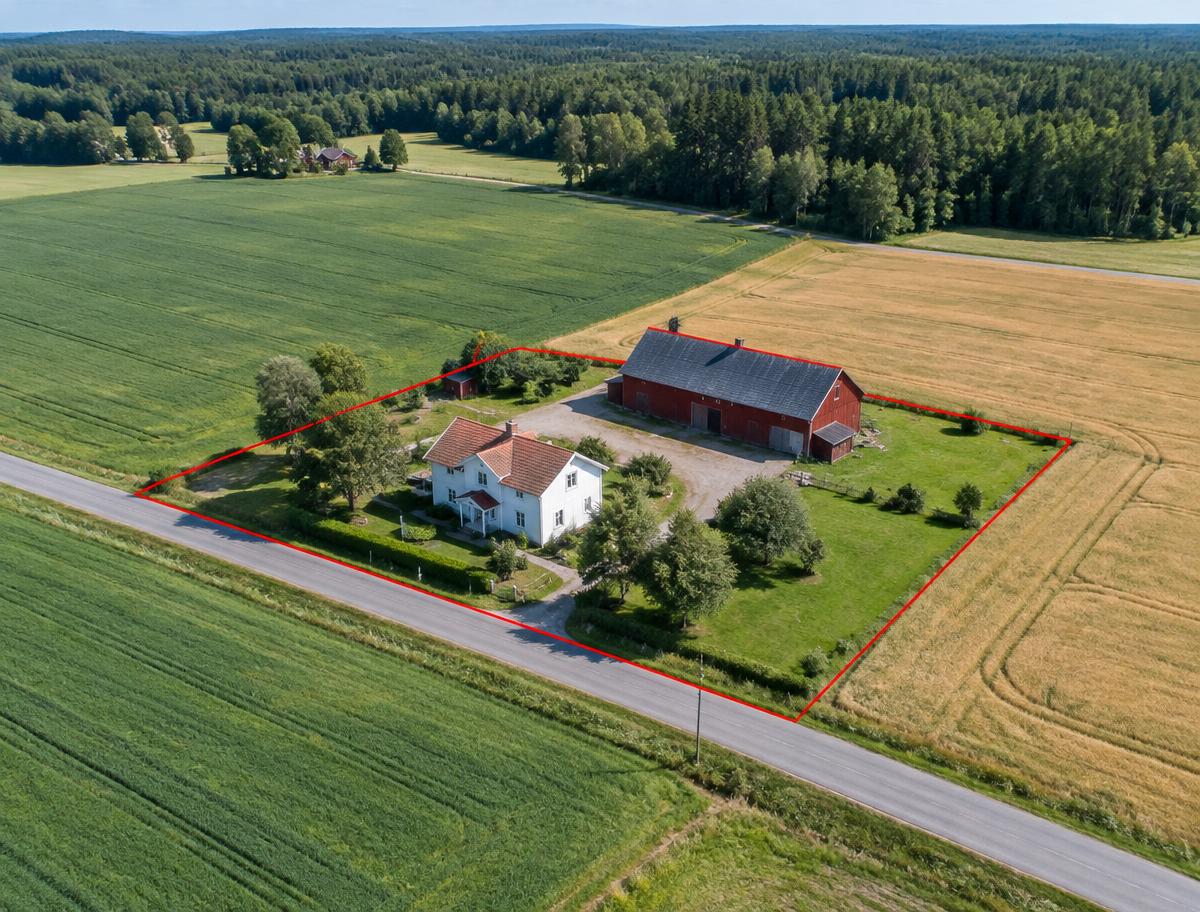 Illustrerad lantbruksfastighet med en fiktiv fastighetsgräns markerad i rött